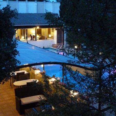 Logis Hôtel Résidence Les Cèdres Villeneuve-lès-Avignon Exterior foto