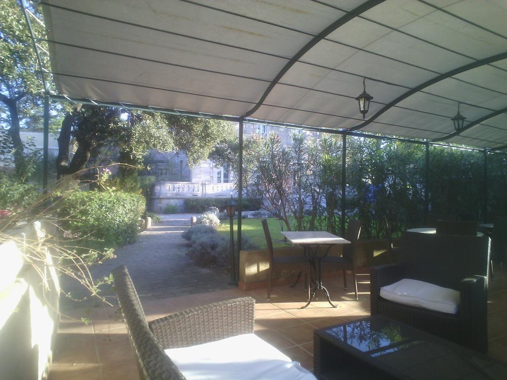 Logis Hôtel Résidence Les Cèdres Villeneuve-lès-Avignon Exterior foto