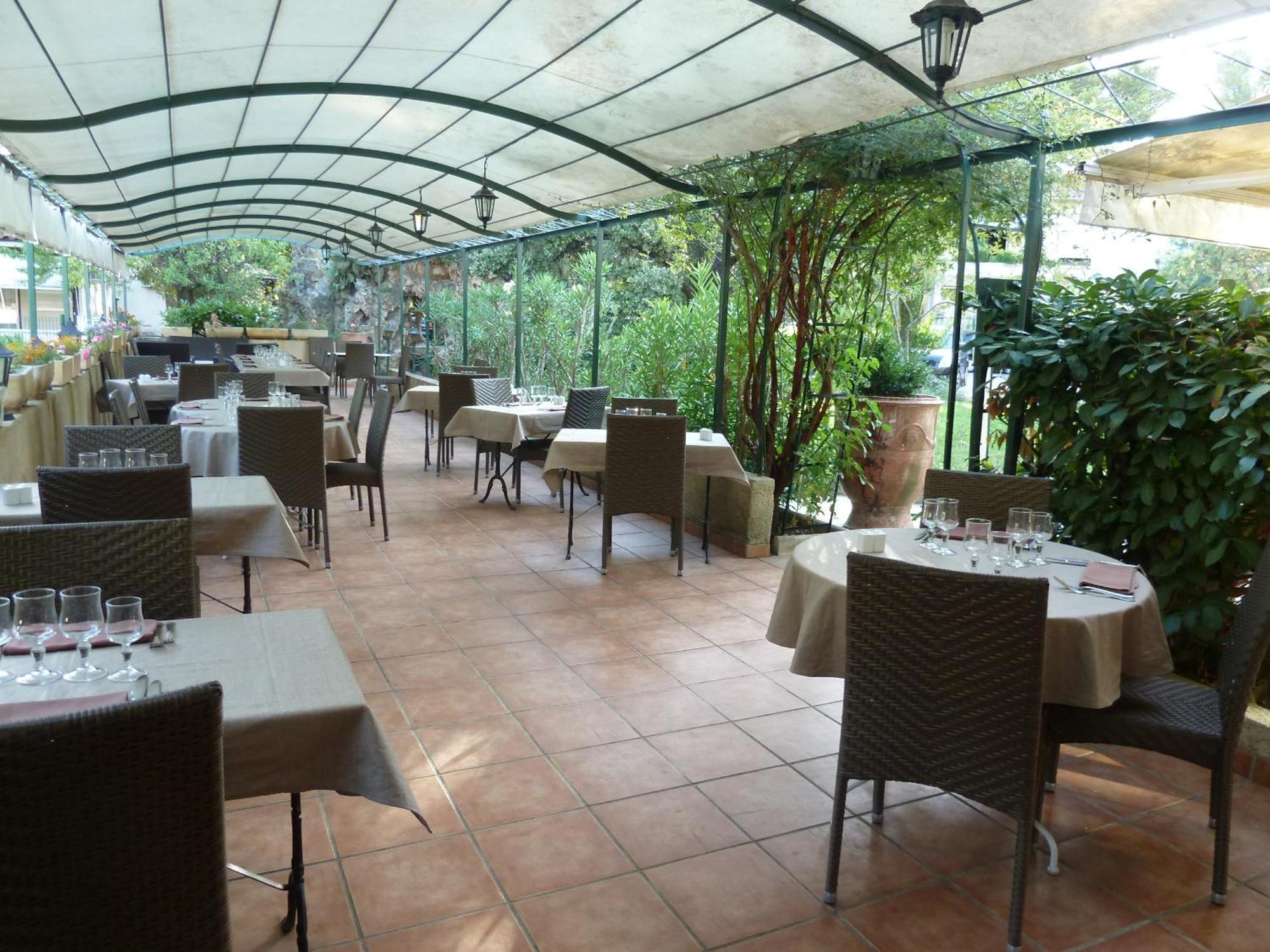 Logis Hôtel Résidence Les Cèdres Villeneuve-lès-Avignon Exterior foto