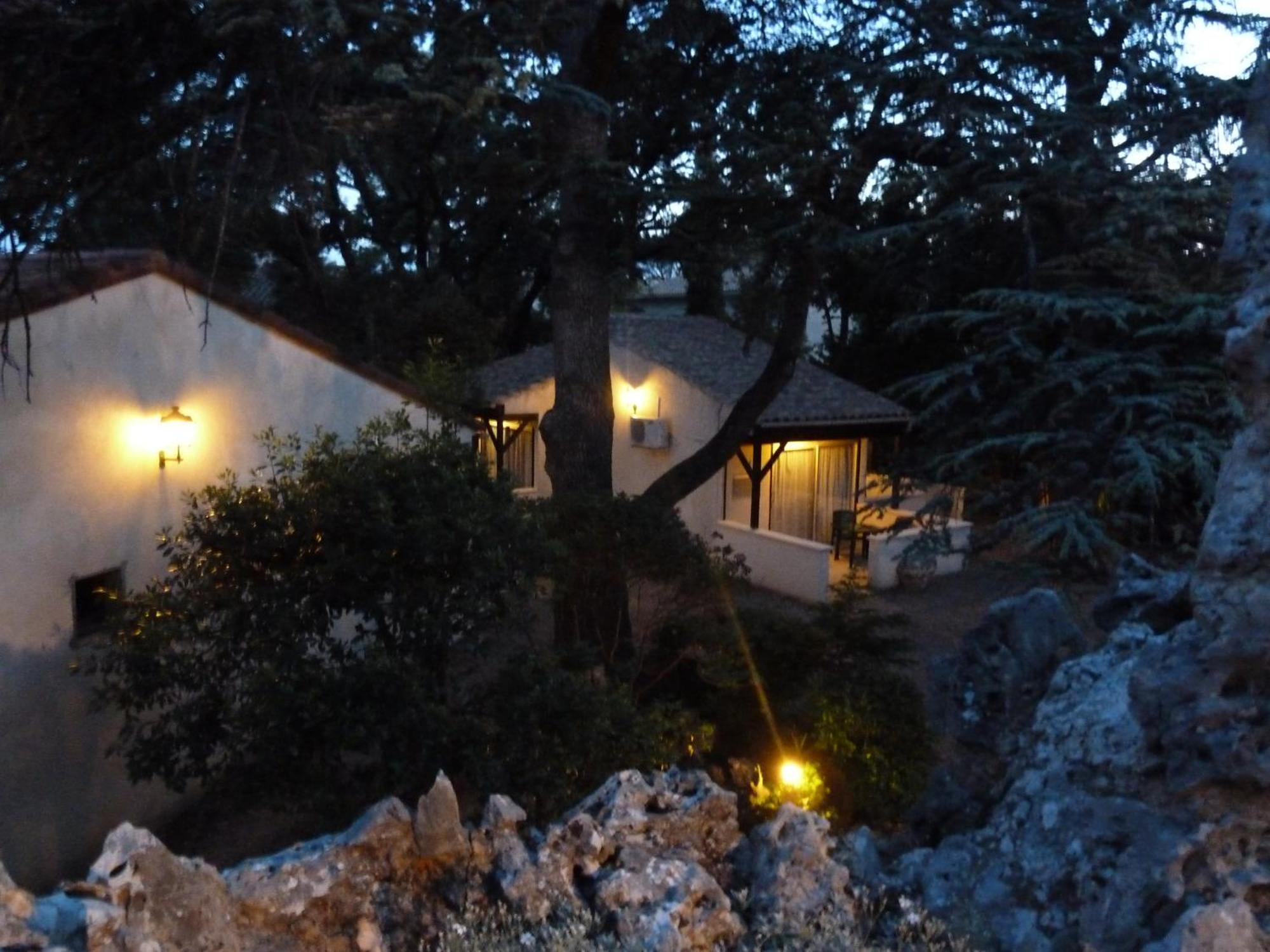 Logis Hôtel Résidence Les Cèdres Villeneuve-lès-Avignon Exterior foto