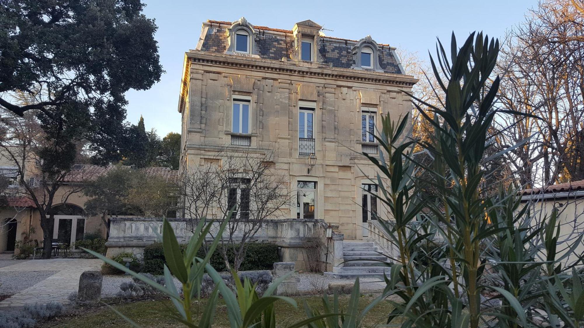 Logis Hôtel Résidence Les Cèdres Villeneuve-lès-Avignon Exterior foto