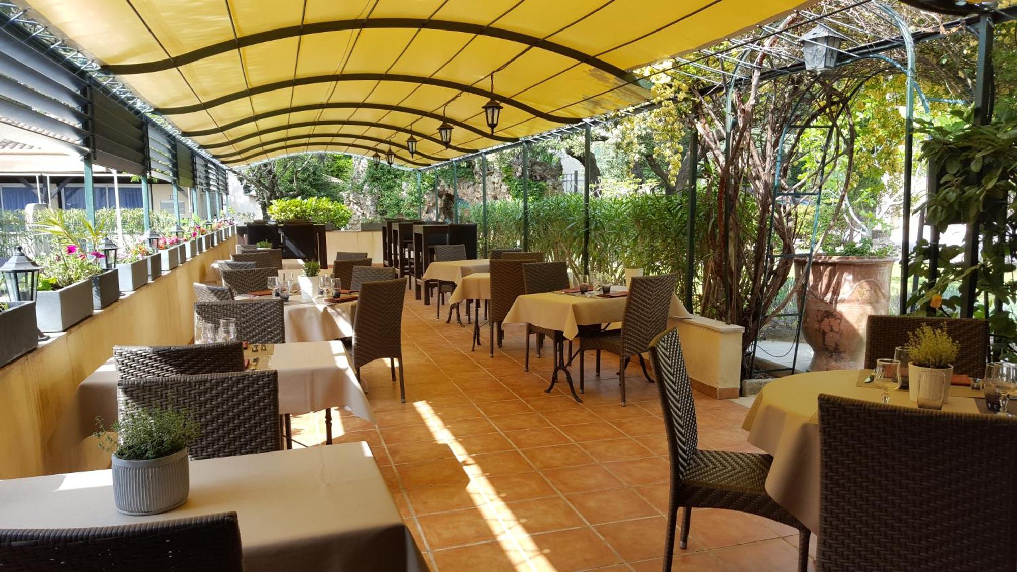 Logis Hôtel Résidence Les Cèdres Villeneuve-lès-Avignon Exterior foto