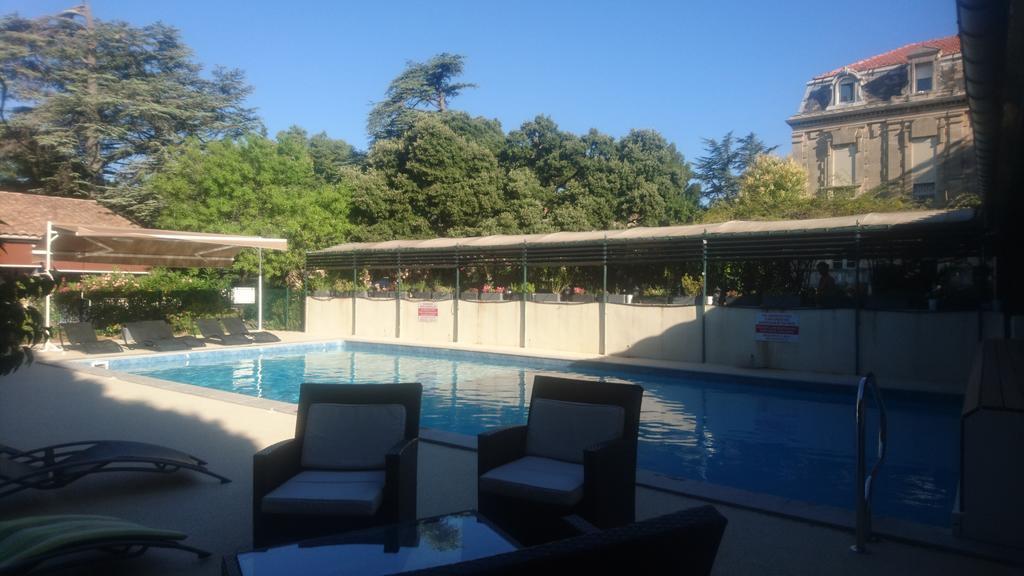 Logis Hôtel Résidence Les Cèdres Villeneuve-lès-Avignon Exterior foto