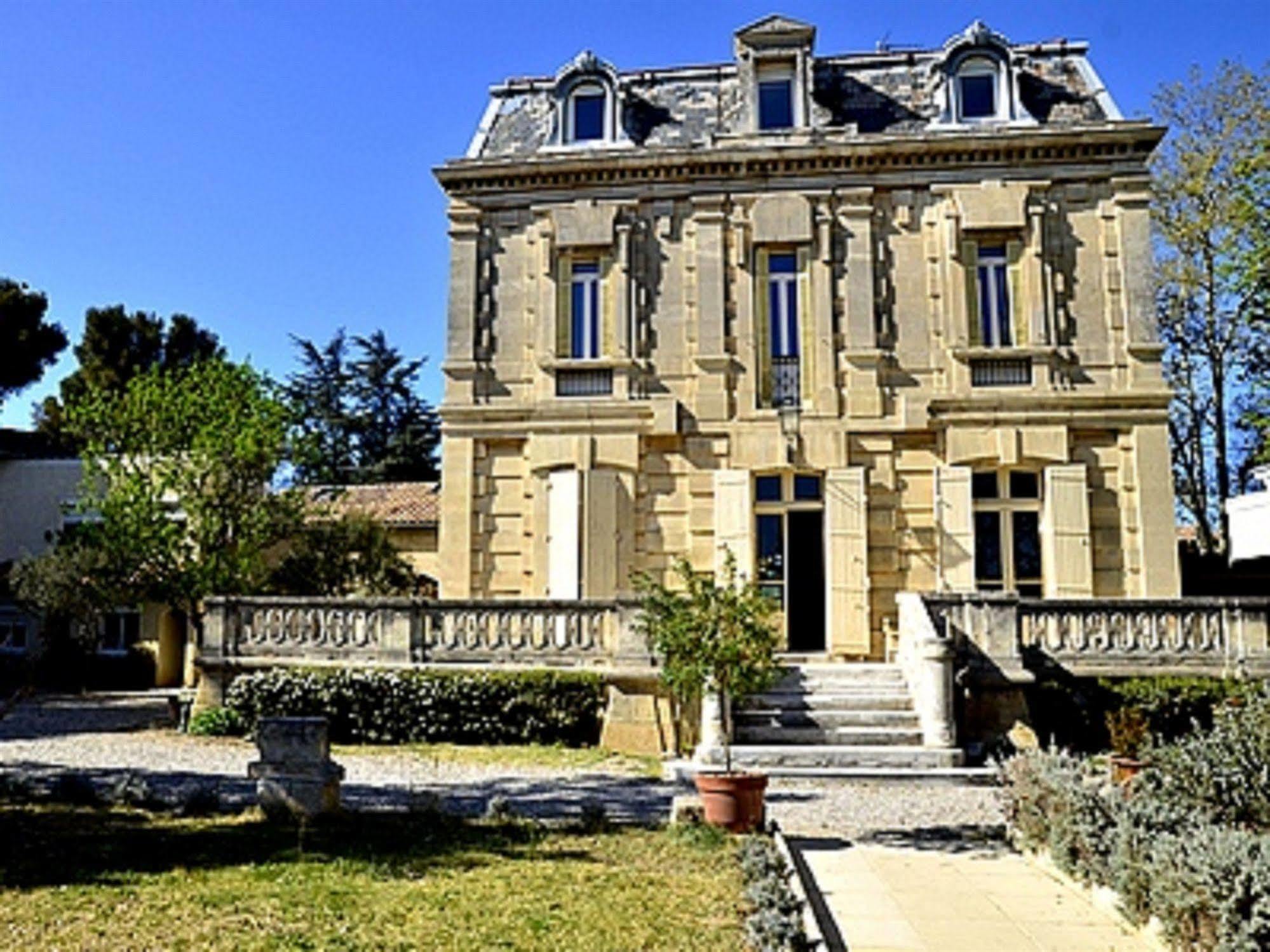 Logis Hôtel Résidence Les Cèdres Villeneuve-lès-Avignon Exterior foto